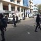 Des Policiers veillent au grain vendredi à Dakar
