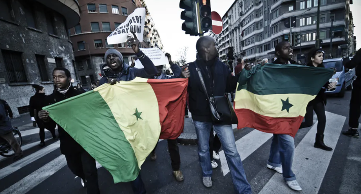 Des migrants sénégalais protestent contre le racisme et la violence à Milan