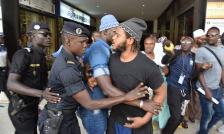 Le rappeur et activiste membre de Yen a marre Thiat arrêté par la police lors d'une manifestation à Dakar