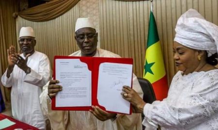 Macky Sall signant le décret d'application