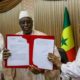 Macky Sall signant le décret d'application