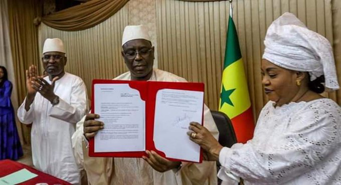 Macky Sall signant le décret d'application