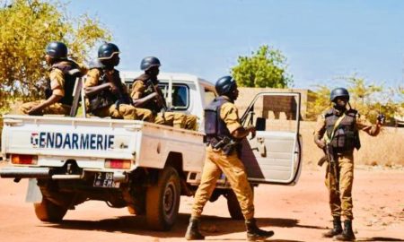 des gendarmes burkinabé dans leur voiture