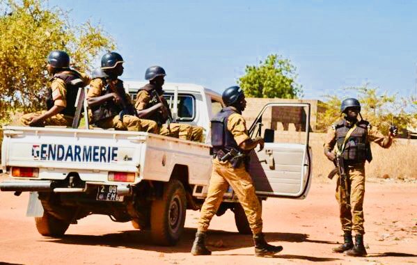 des gendarmes burkinabé dans leur voiture