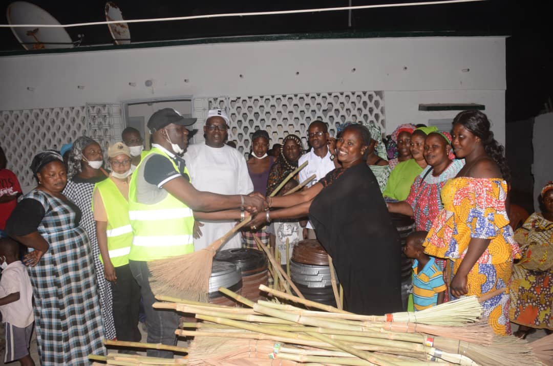 "Cleaning Day" à Kaolack : Docteur Alioune Diouf équipe Médina Mbaba de poubelles