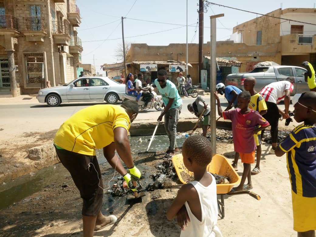 "Cleaning Day" à Kaolack : la population de Dialégne répond massivement à l'appel