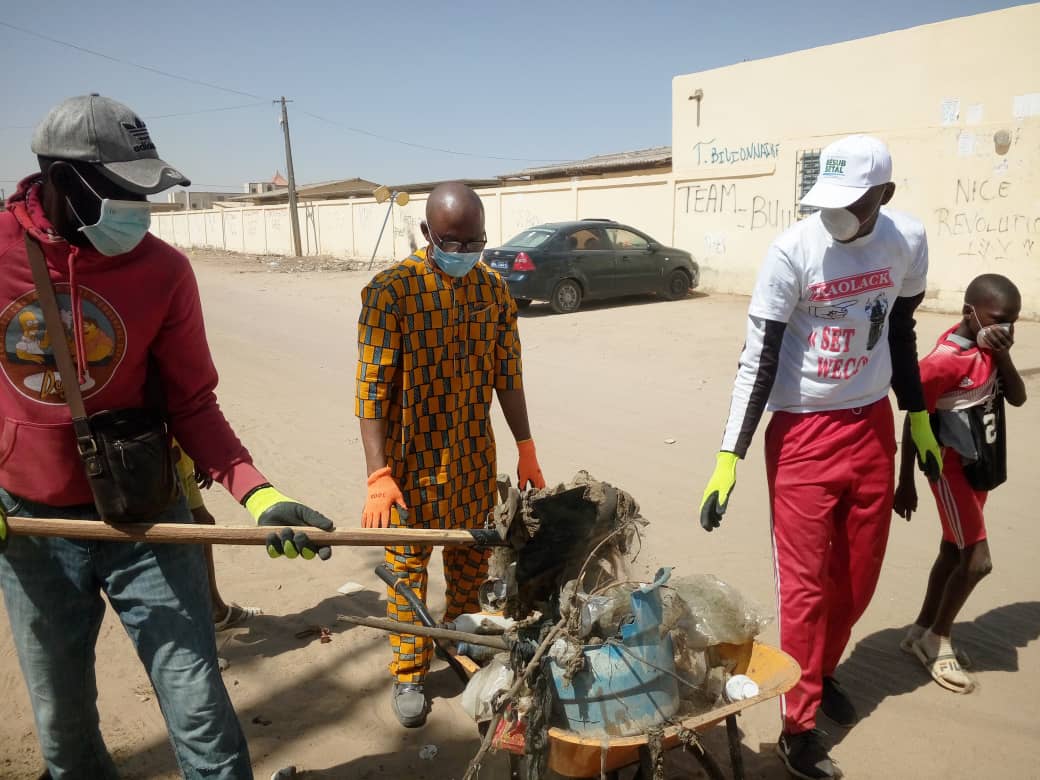 "Cleaning Day" à Kaolack : la population de Dialégne répond massivement à l'appel