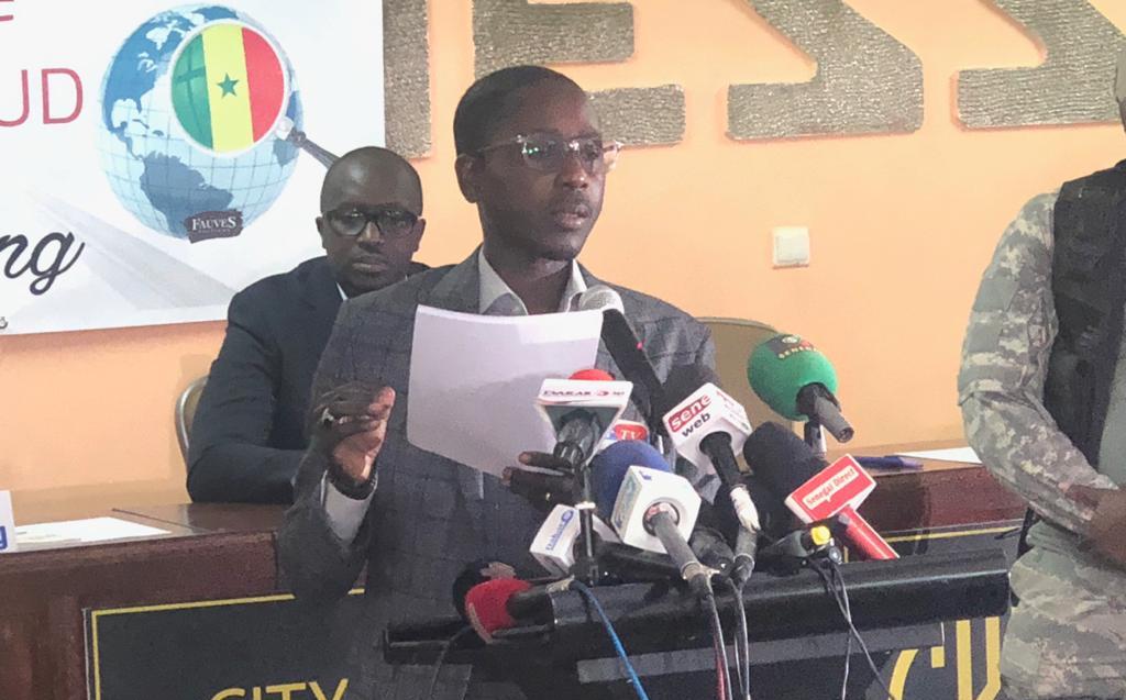 Pape Alé Niang lors de la présentation de son livre