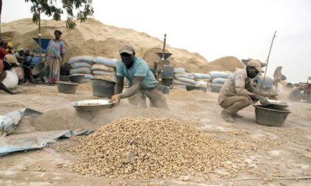 Arachides Sacs de cacahuètes livrés à un site de décorticage de la région de Kaolack