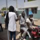 Une dame prend la températures des visiteurs à l'hôpital El Hadji Ibrahima Niass de Kaolack