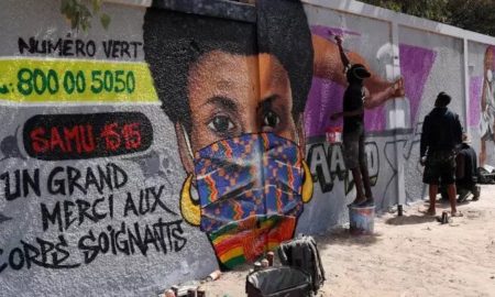 Les graffeurs du collectif RBS Crew tagguent les murs de Dakar le 25 mars 2020 pour sensibiliser les jeunes au bons gestes contre la propagation du coronavirus au Sénégal. Zohra Bensemra_REUTERS