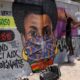 Les graffeurs du collectif RBS Crew tagguent les murs de Dakar le 25 mars 2020 pour sensibiliser les jeunes au bons gestes contre la propagation du coronavirus au Sénégal. Zohra Bensemra_REUTERS