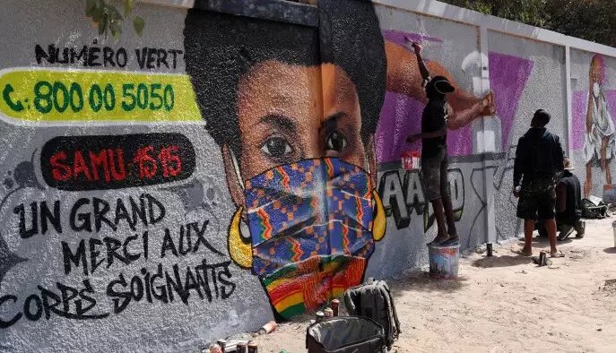 Les graffeurs du collectif RBS Crew tagguent les murs de Dakar le 25 mars 2020 pour sensibiliser les jeunes au bons gestes contre la propagation du coronavirus au Sénégal. Zohra Bensemra_REUTERS