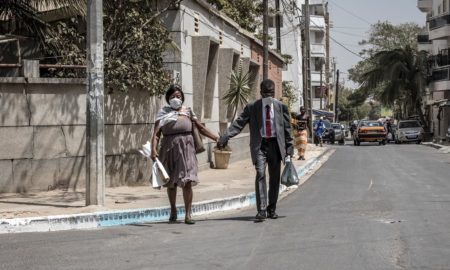 Un couple porte des masques faciaux dans le quartier Fann Hock de Dakar Coronavirus Covid 19