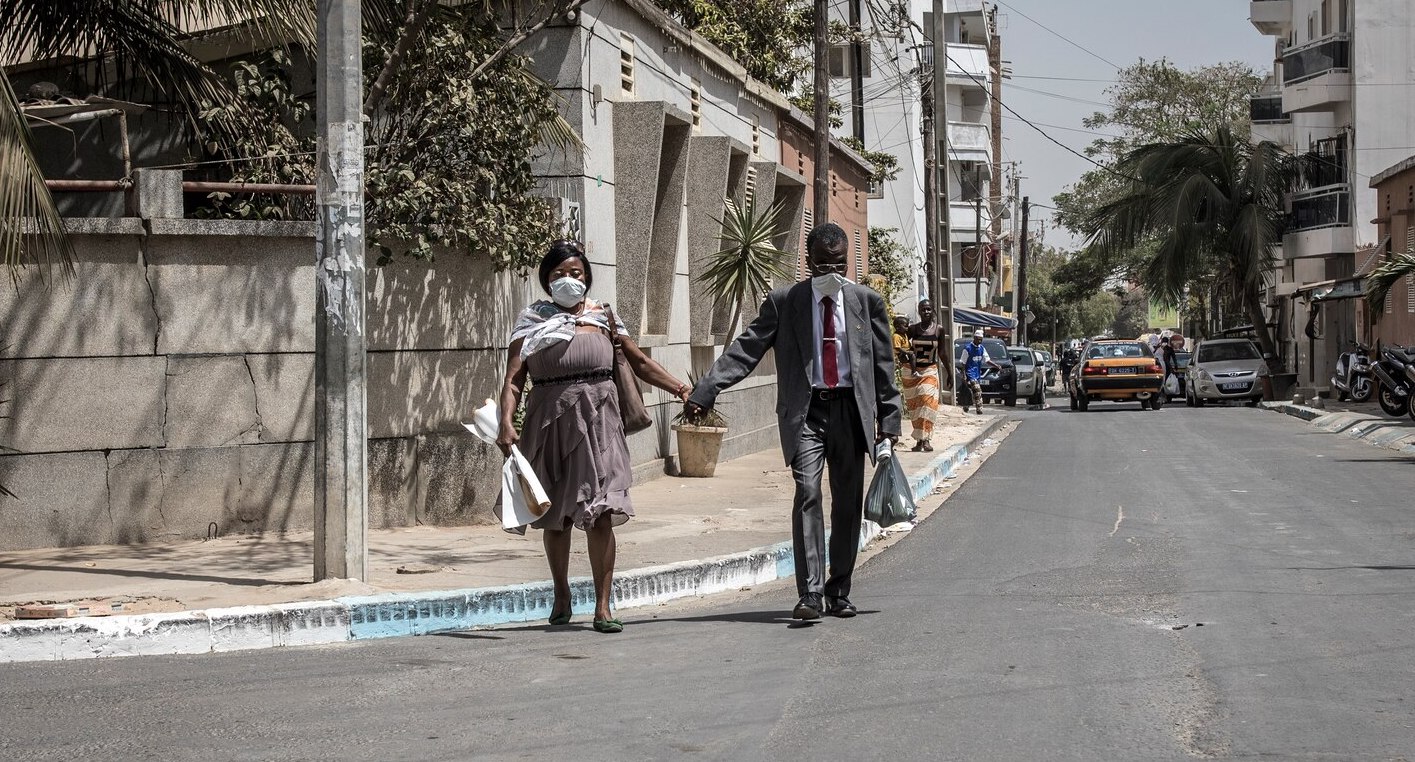 Un couple porte des masques faciaux dans le quartier Fann Hock de Dakar Coronavirus Covid 19