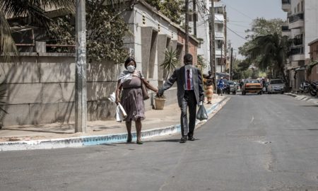 Un-couple-porte-des-masques-faciaux-dans-le-quartier-Fann-Hock-de-Dakar-Coronavirus-Covid-19-2