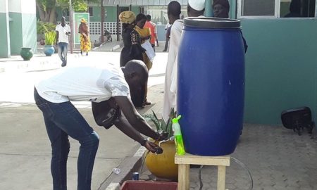 Un homme se lave les mains à hôpital régional El Hadji Ibrahima Niass de Kaolack