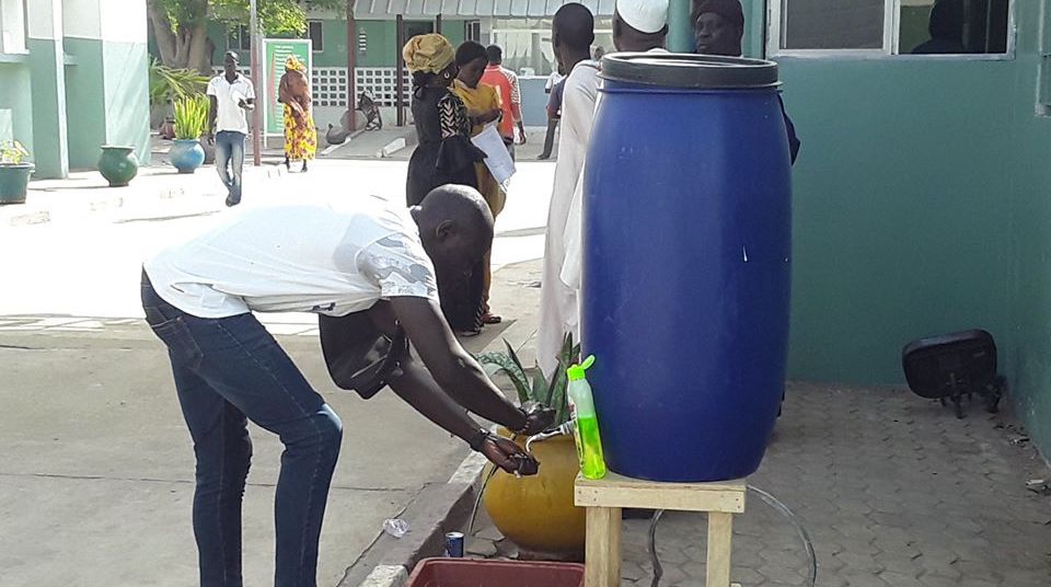 Un homme se lave les mains à hôpital régional El Hadji Ibrahima Niass de Kaolack