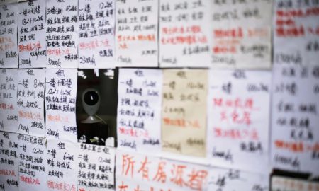 Une caméra de surveillance est vue dans la vitrine d'un agent immobilier à Shanghai la semaine dernière. (Aly Song _ Reuters)