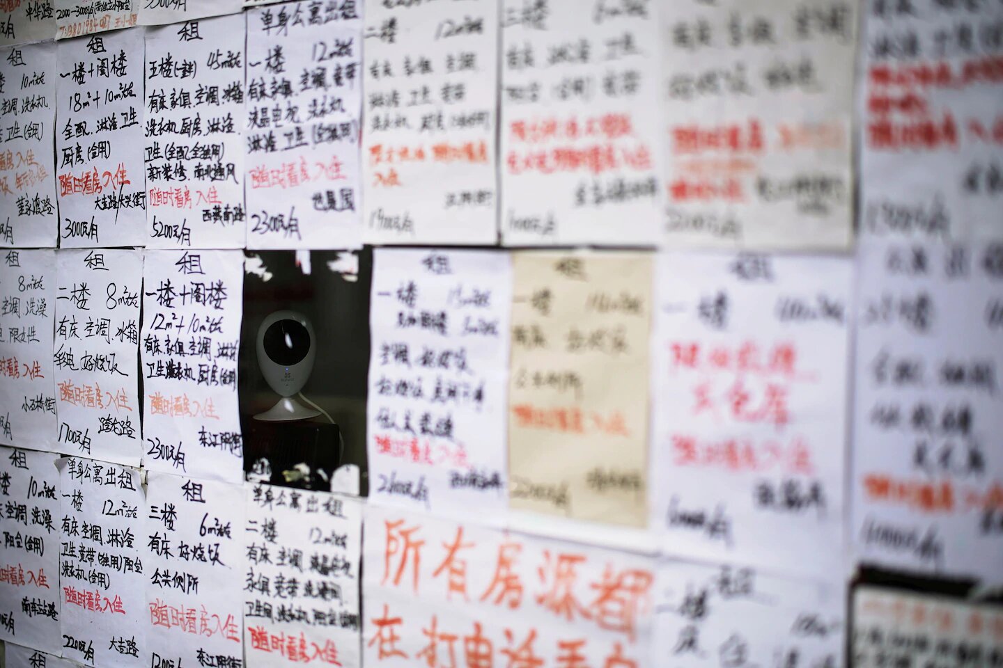 Une caméra de surveillance est vue dans la vitrine d'un agent immobilier à Shanghai la semaine dernière. (Aly Song _ Reuters)