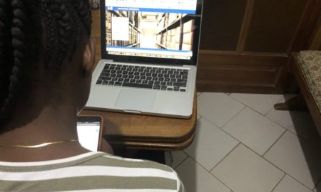 Une étudiante sénégalais devant son ordinateur pour un enseignement à distance