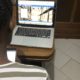 Une étudiante sénégalais devant son ordinateur pour un enseignement à distance