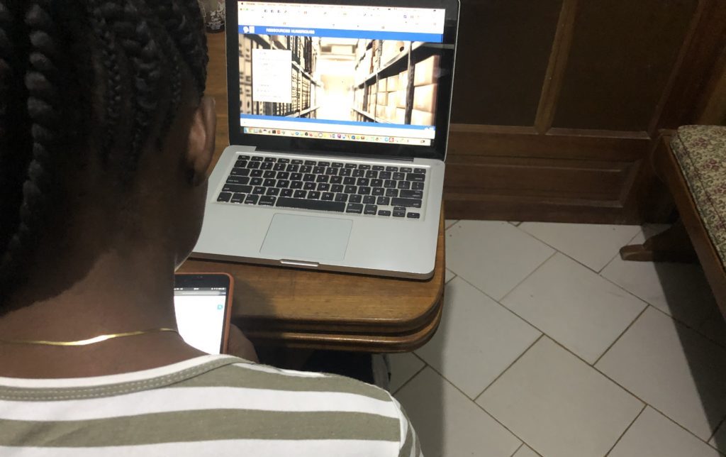 Une étudiante sénégalais devant son ordinateur pour un enseignement à distance