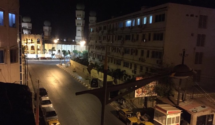 Une rue de Dakar sans personne à cause du couvre feu