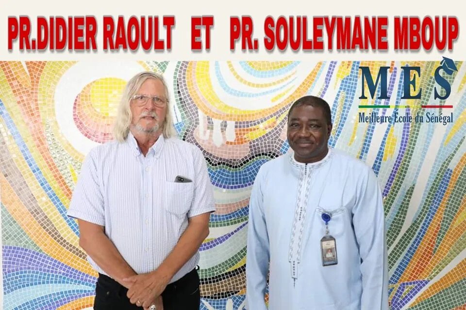 Professeur-Didier-Raoult au centre lors d'une visite à IRESSEF dirigée par le Pr Souleymane Mboup