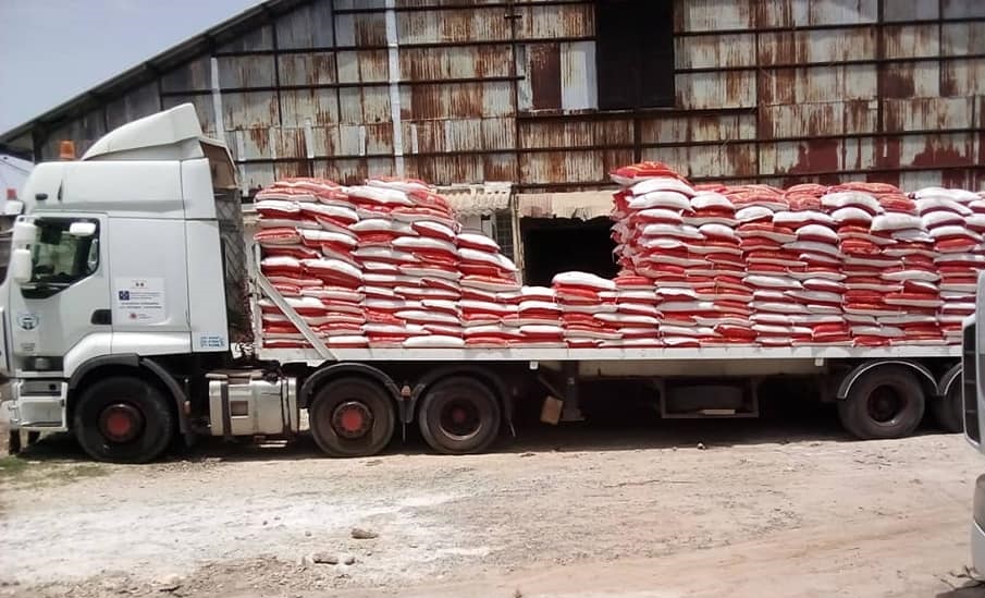 Camion transportant l'aide alimentaire riz chargement