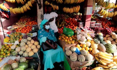 Coronavirus - Une dame porte un masque chez le vendeur de fruits
