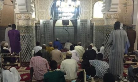 Des fidèles musulmans à la grande mosquée de Medina Baye Niass à Kaolack