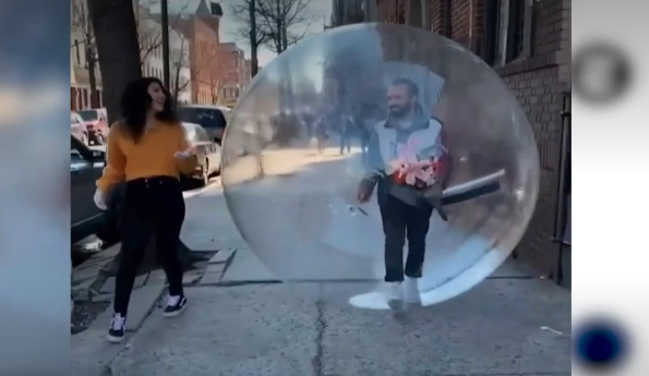 Jeremy Cohen s'est rendu chez sa voisine en bulle de plastique avec un bouquet de fleurs