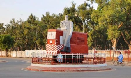 La grandeur du rail à Thiès se raconte jusque dans les ronds-points de la ville, à quelques pas de la cité des cadres du chemin de fer Ballabey, une cité rebaptisée Ibrahima Sarr