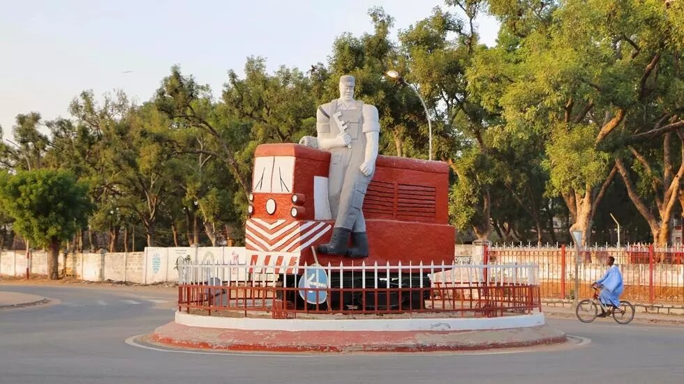 La grandeur du rail à Thiès se raconte jusque dans les ronds-points de la ville, à quelques pas de la cité des cadres du chemin de fer Ballabey, une cité rebaptisée Ibrahima Sarr