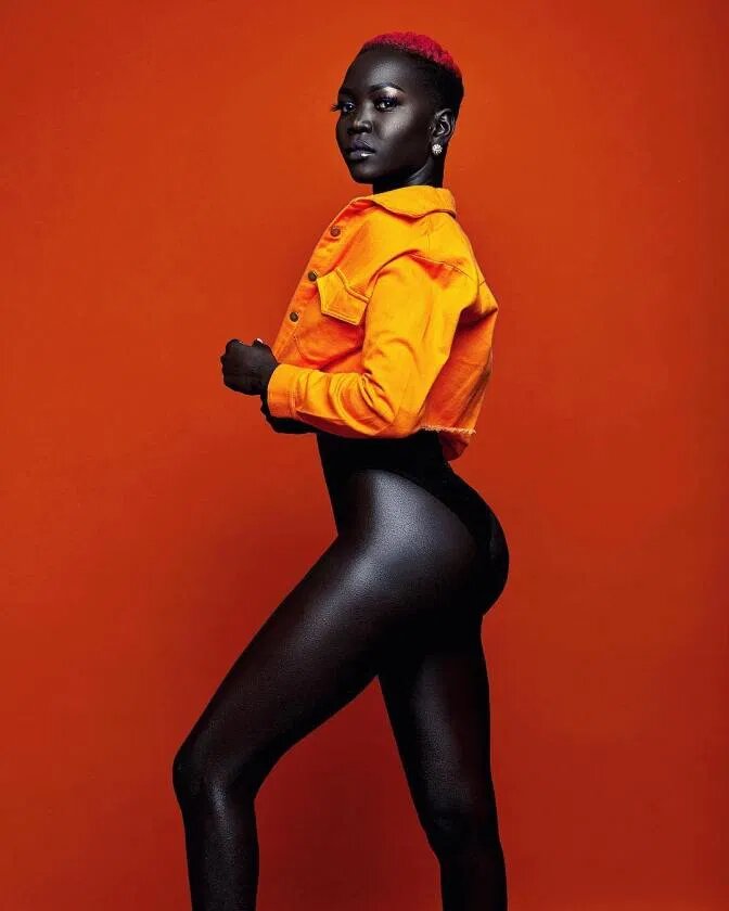 Le mannequin sud-soudanais Nyakim Gatwech entre dans le livre Guinness des records pour avoir le teint le plus sombre de la Terre