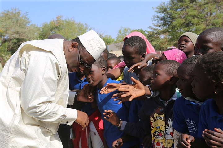 Le président Macky Sall échangeant avec des élèves