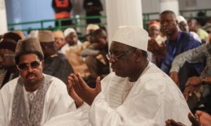 Macky Sall prie à la grande Mosquée de Léona Niassene