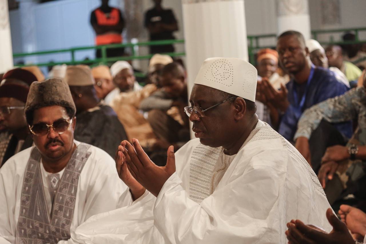 Macky Sall prie à la grande Mosquée de Léona Niassene