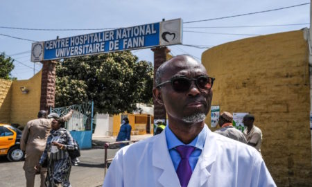 Pr-Moussa-Seydi-devant-lHôpital-de-Fann-.jpg