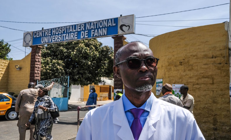 Pr-Moussa-Seydi-devant-lHôpital-de-Fann-.jpg