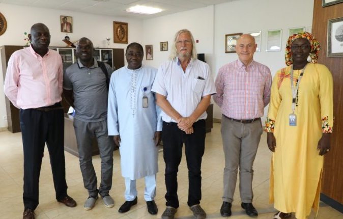 Professeur-Didier-Raoult au centre lors d'une visite à IRESSEF dirigée par le Pr Souleymane Mboup