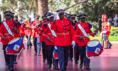 Des militaires lors de la cérémonie de prise d'arme au palais