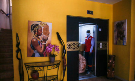 Un volontaire en tenue de protection se prépare à apporter nourriture et soins aux patients suspects, mis en quarantaine dans un hôtel du centre de Dakar.