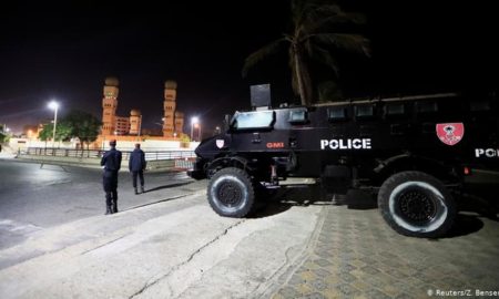 Une voiture de police policiers devant la mosquée omarienne à dakar couvre feu