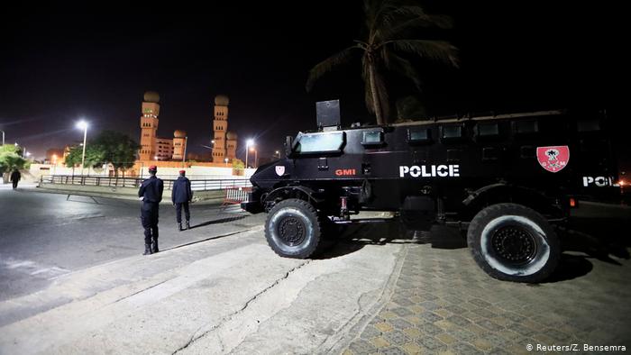 Une voiture de police policiers devant la mosquée omarienne à dakar couvre feu