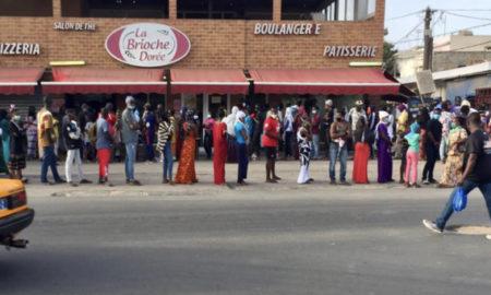 des Sénégades Sénégalais devant une boulangerie à Dakar .jpglais devant une boulangerie à Dakar .jpg