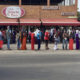 des Sénégades Sénégalais devant une boulangerie à Dakar .jpglais devant une boulangerie à Dakar .jpg