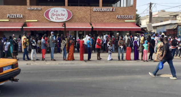 des Sénégades Sénégalais devant une boulangerie à Dakar .jpglais devant une boulangerie à Dakar .jpg