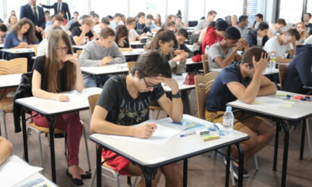 des élèves passent le Baccalauréat en France